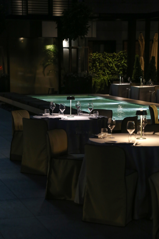 tavolo rooftop con piscina rear restaurant